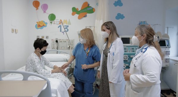 El Materno Infantil elabora vídeos para mejorar el cuidado del paciente pediátrico en hemodiálisis