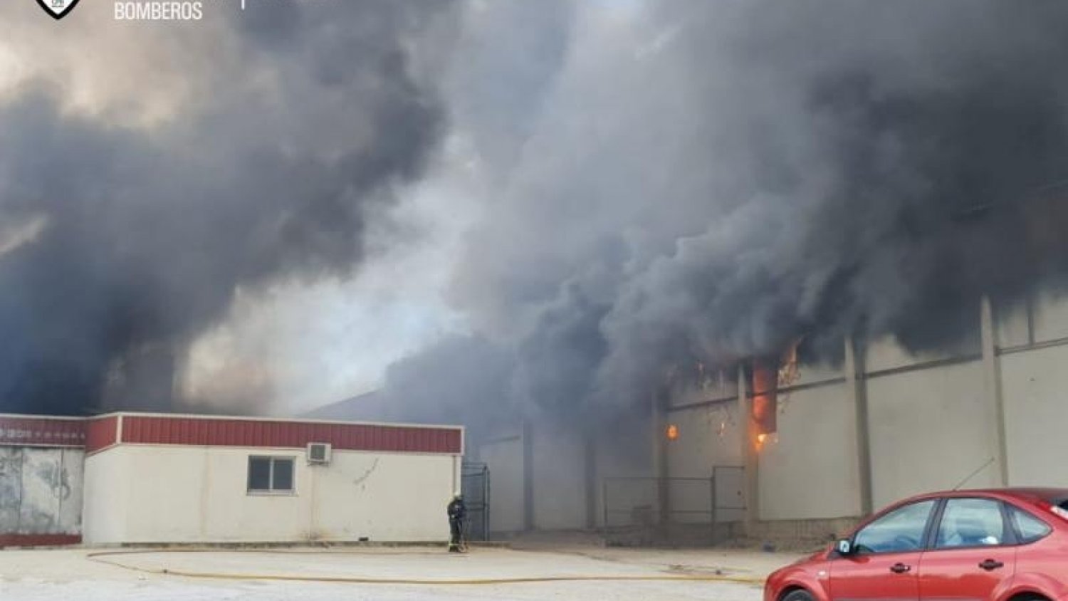 El CPB trabaja en la extinción de incendio que afecta a tres naves industriales en Humilladero