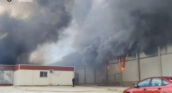 El CPB trabaja en la extinción de incendio que afecta a tres naves industriales en Humilladero