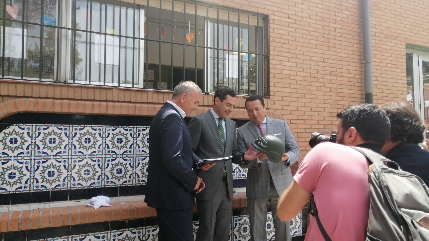 Juanma Moreno acude al colegio Giner de los Ríos para trasladar a los niños que sueñen grande