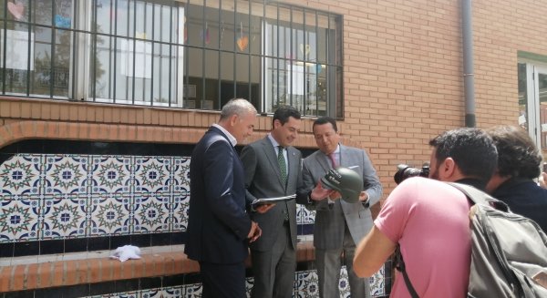 Juanma Moreno acude al colegio Giner de los Ríos para trasladar a los niños que sueñen grande