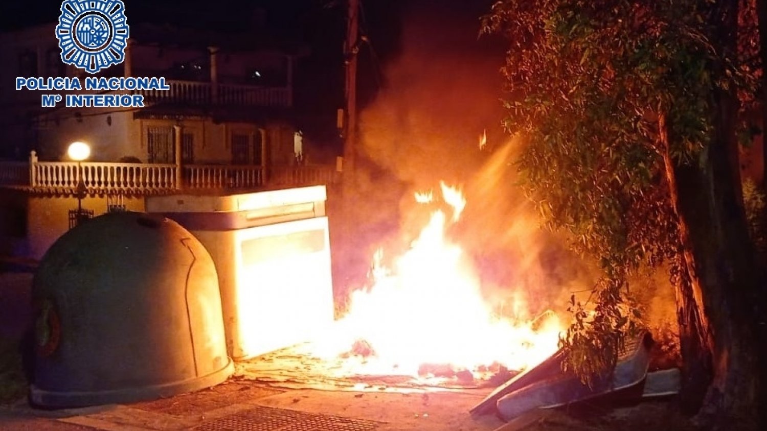 Detenidas dos mujeres por su relación con varios incendios provocados en una huelga de limpieza en Fuengirola