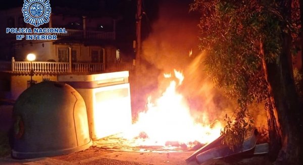 Detenidas dos mujeres por su relación con varios incendios provocados en una huelga de limpieza en Fuengirola