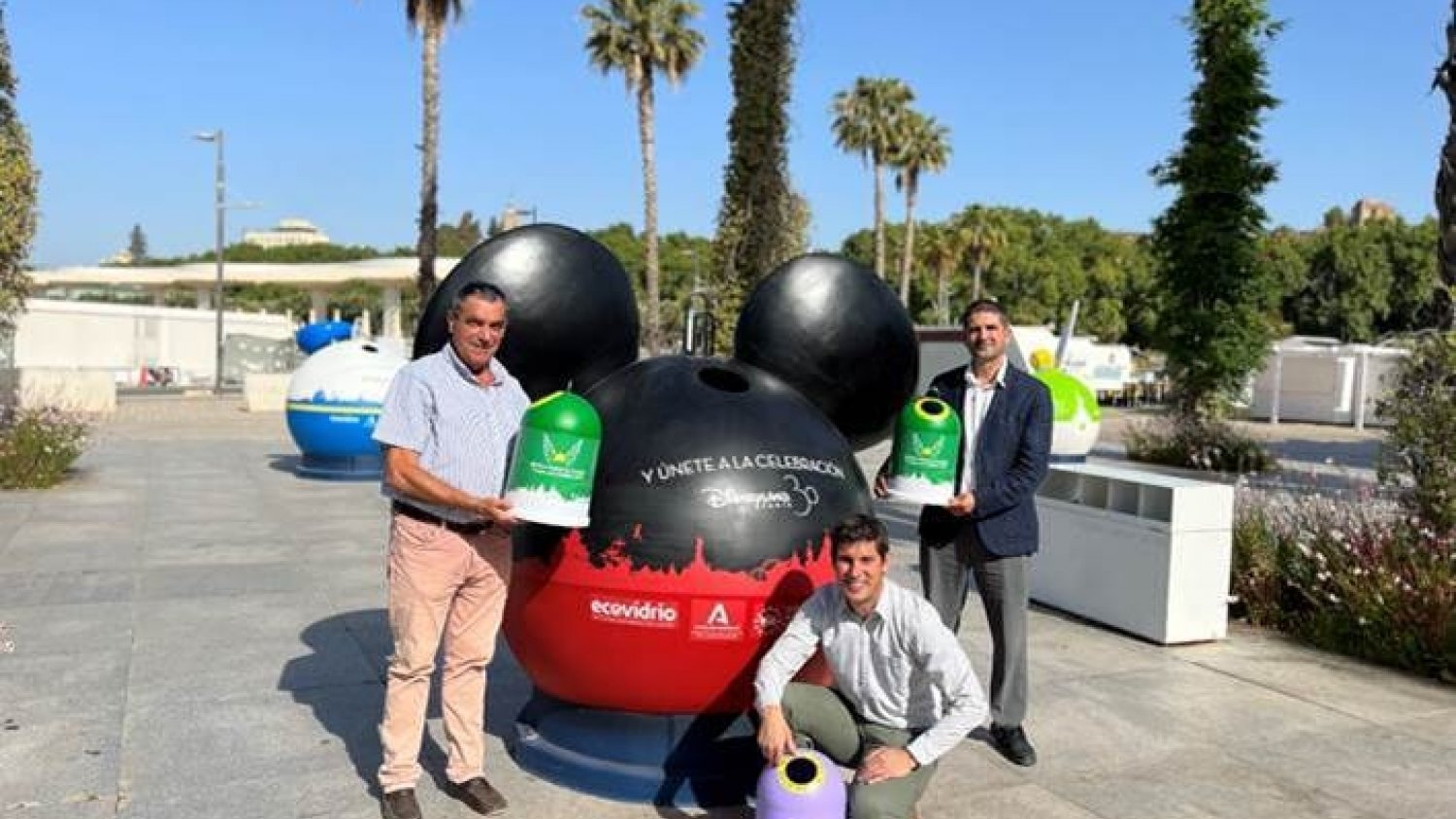 El reciclaje vuelve a tomar las calles de Málaga con iglús de Ecovidrio tematizados por Disney