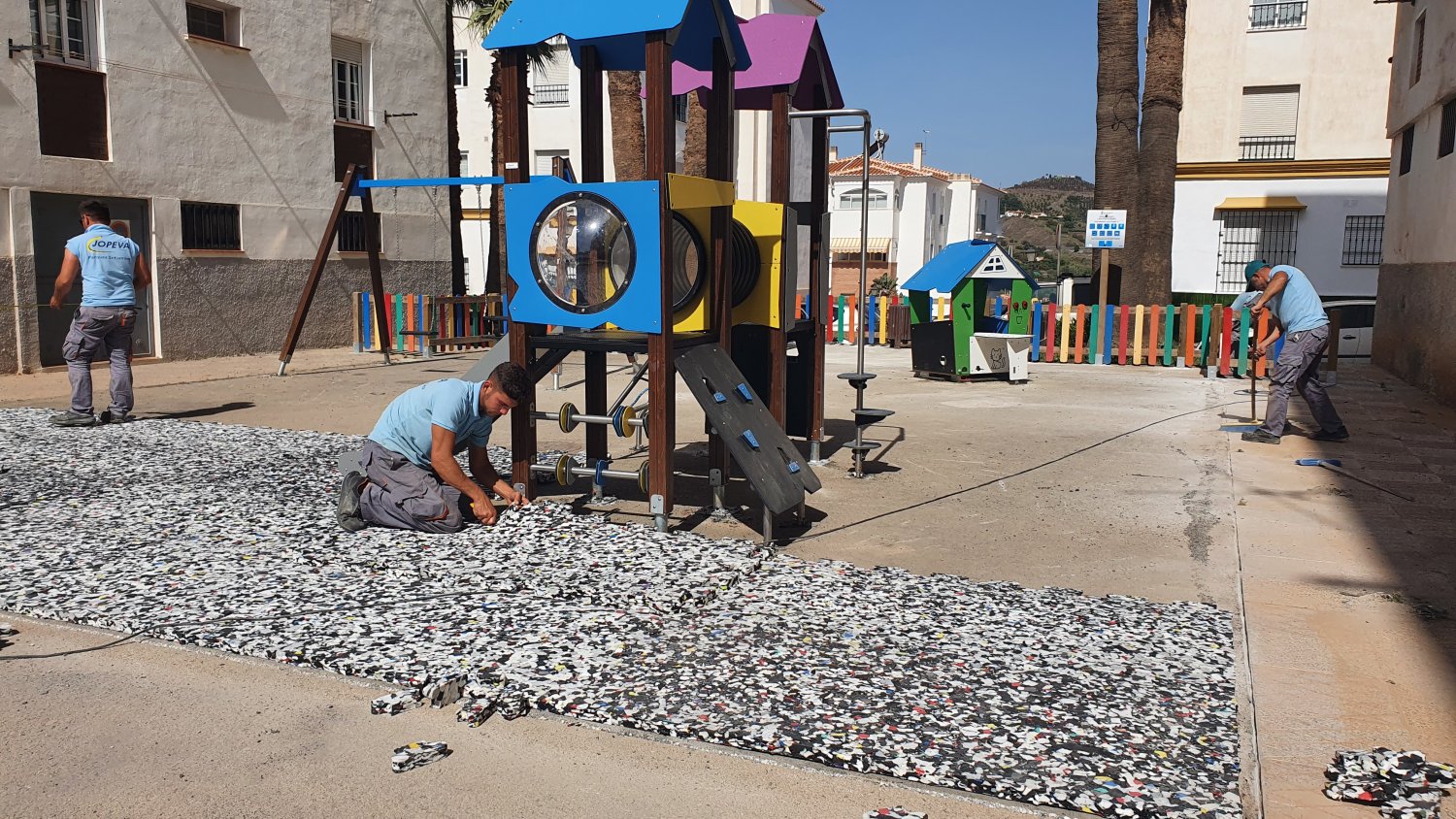 El Ayuntamiento de Torrox renueva el equipamiento en cuatro parques infantiles