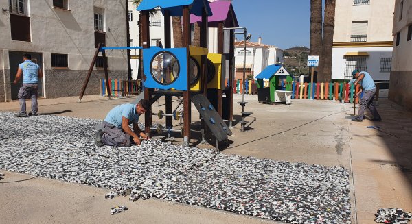 El Ayuntamiento de Torrox renueva el equipamiento en cuatro parques infantiles
