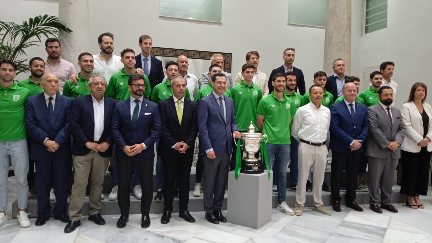 Juanma Moreno recibe al Club UMA de Antequera por su victoria en la 'Final Four' de futbol sala