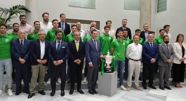 Juanma Moreno recibe al Club UMA de Antequera por su victoria en la 'Final Four' de futbol sala