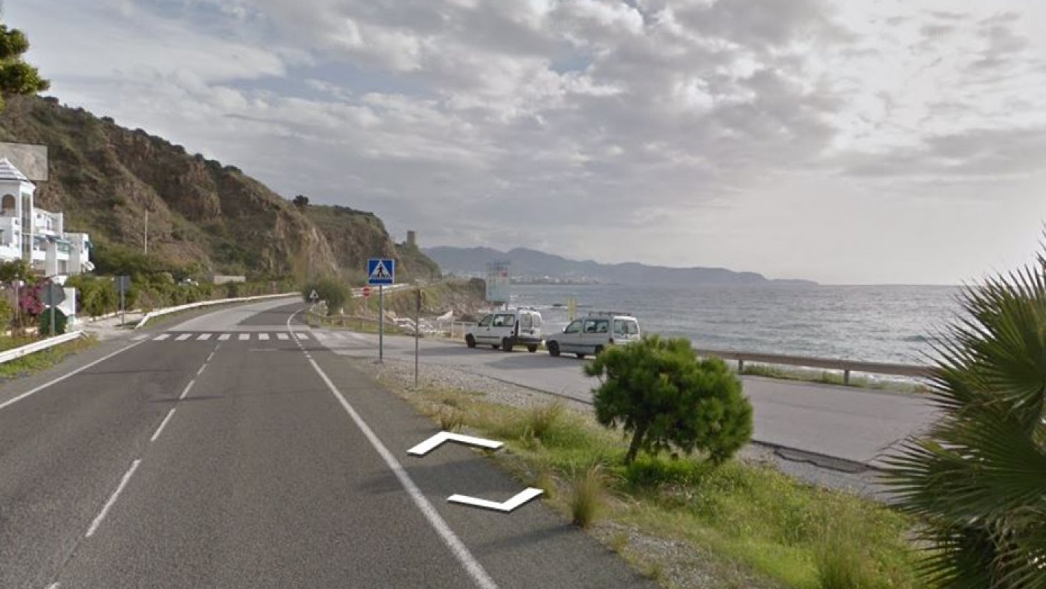 Los Bomberos rescatan en Torrox a un hombre tras salirse de la vía y caer al mar