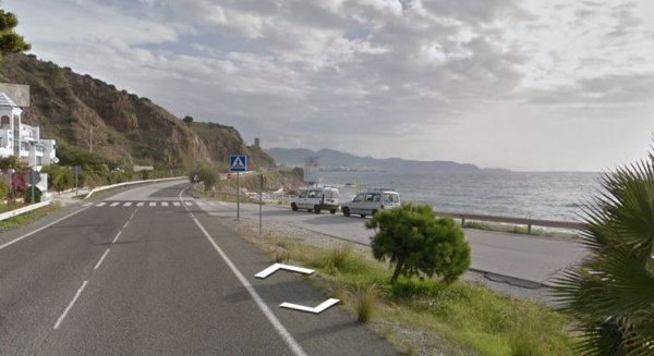 Los Bomberos rescatan en Torrox a un hombre tras salirse de la vía y caer al mar