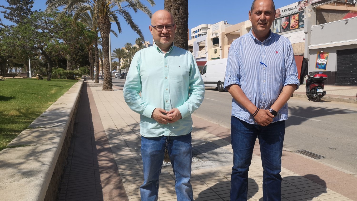 Comienza la segunda fase del plan de mejora de alcorques y repoblación de palmeras en Torre del Mar