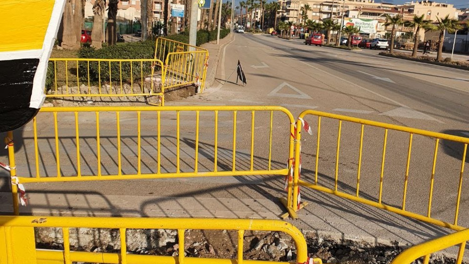 El Ayuntamiento de Torrox trabaja en el rebaje de acerados para ser más accesible