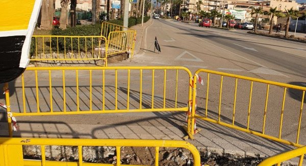 El Ayuntamiento de Torrox trabaja en el rebaje de acerados para ser más accesible