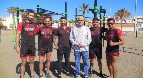 Vélez-Málaga presenta la ampliación del parque 'Street Work Out' de la playa de Levante de Torre del Mar