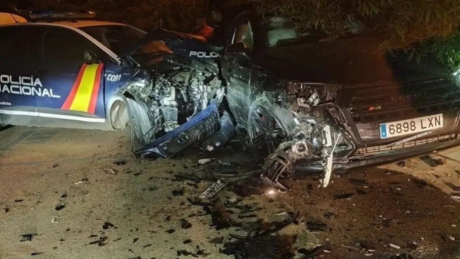 Embiste en Marbella a un coche de la Policía Nacional cuando huía por ir conduciendo de forma temeraria