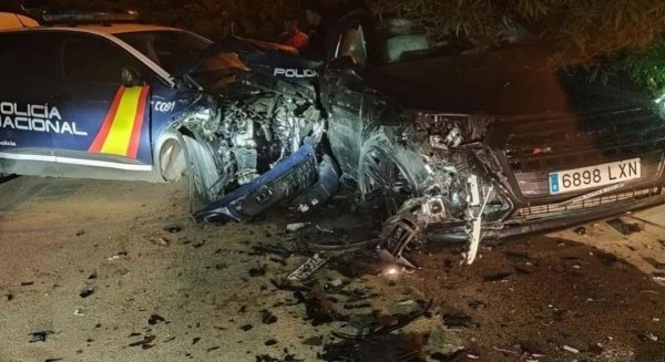 Embiste en Marbella a un coche de la Policía Nacional cuando huía por ir conduciendo de forma temeraria