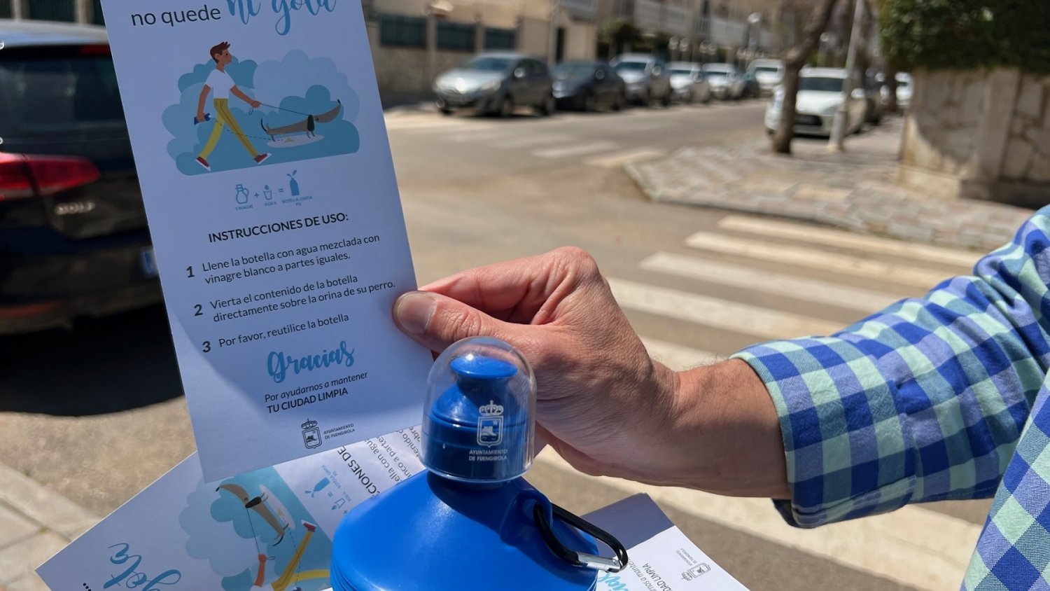Fuengirola reparte en los barrios un millar de botellas para aclarar los orines de las mascotas