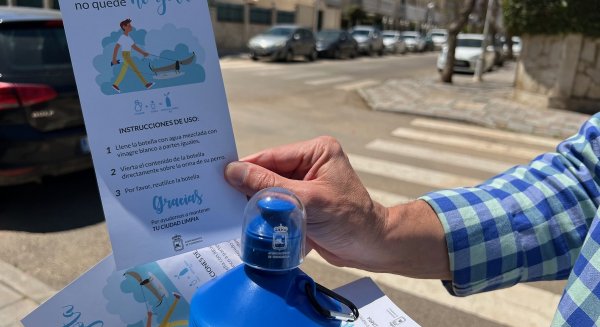 Fuengirola reparte en los barrios un millar de botellas para aclarar los orines de las mascotas