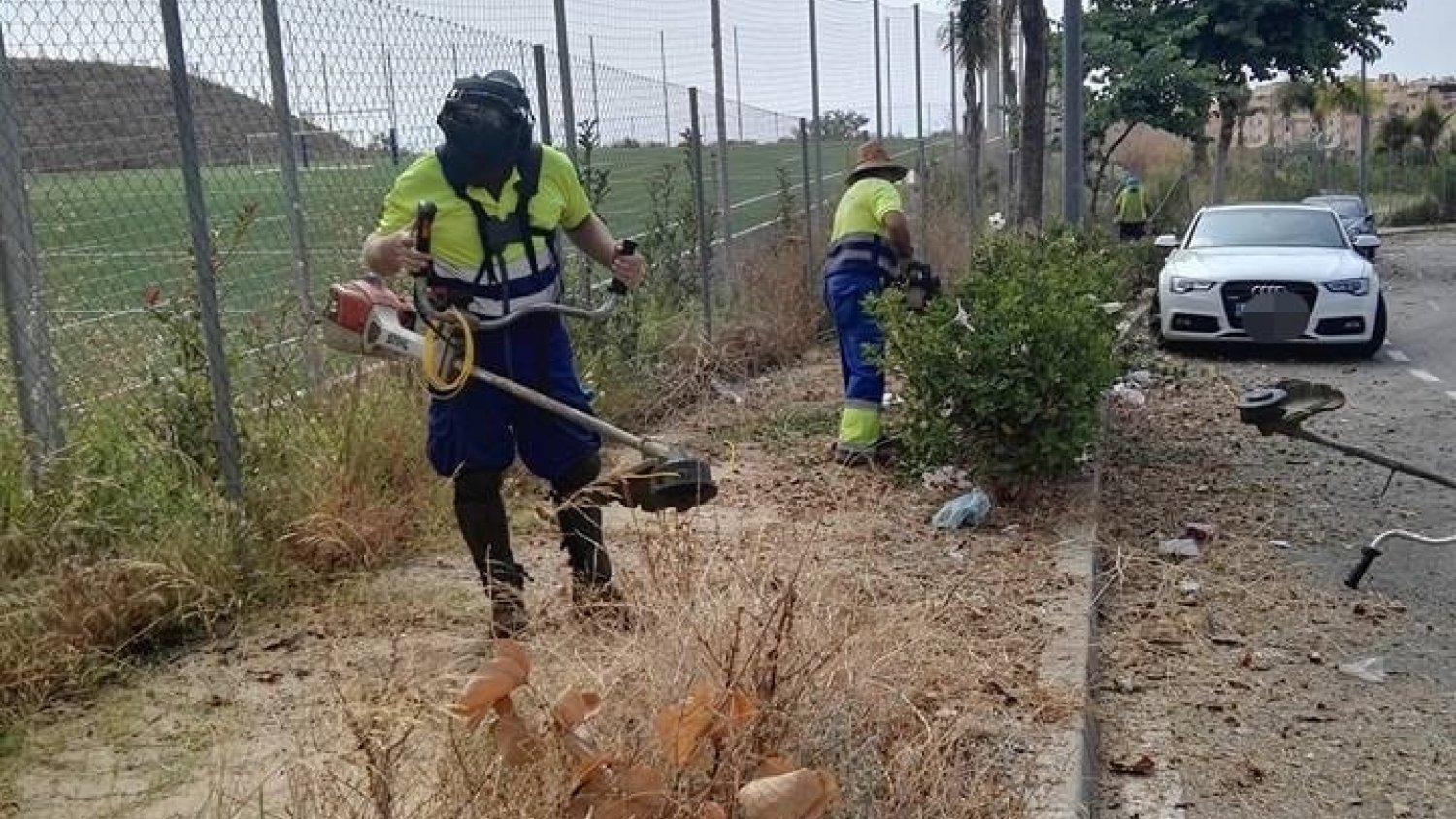 Rincón de la Victoria inicia un plan especial de desbroce de las aceras