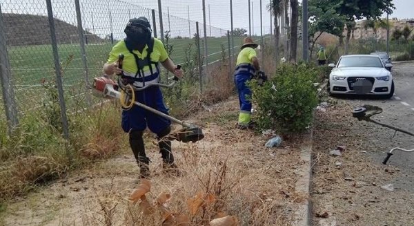 Rincón de la Victoria inicia un plan especial de desbroce de las aceras
