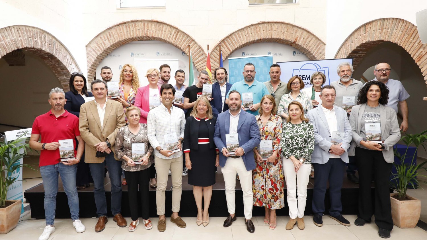 El Ayuntamiento reconoce la trayectoria de una veintena de comercios del distrito Este de Marbella