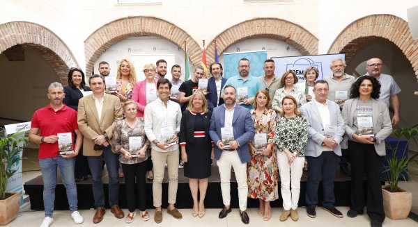 El Ayuntamiento reconoce la trayectoria de una veintena de comercios del distrito Este de Marbella