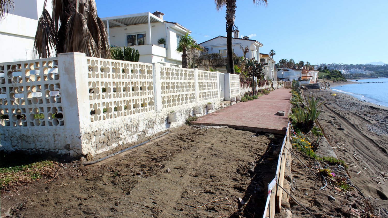 Estepona repara los daños causados por el temporal en el tramo de paseo marítimo de Arena Beach