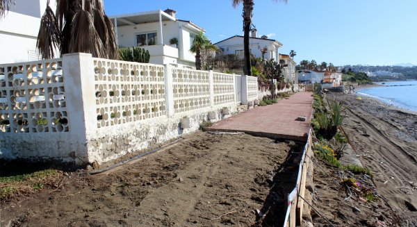 Estepona repara los daños causados por el temporal en el tramo de paseo marítimo de Arena Beach