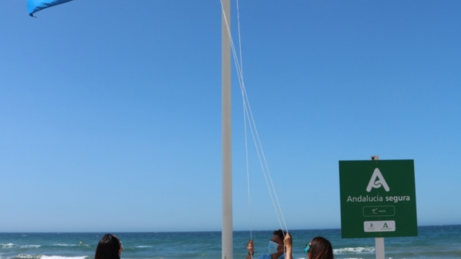 Torrox mantiene las banderas azules de Ferrara y El Morche