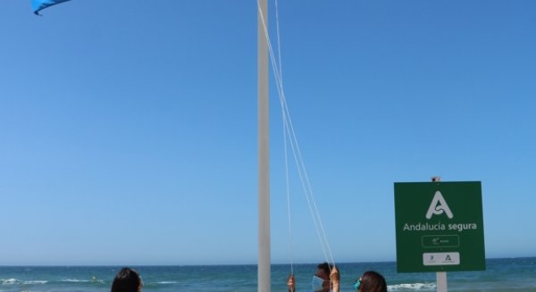 Torrox mantiene las banderas azules de Ferrara y El Morche