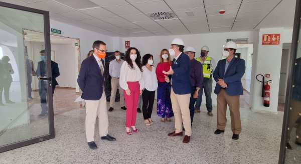 Rocío Ruiz visita el Centro de Participación Activa III para personas mayores de Jerez de la Frontera