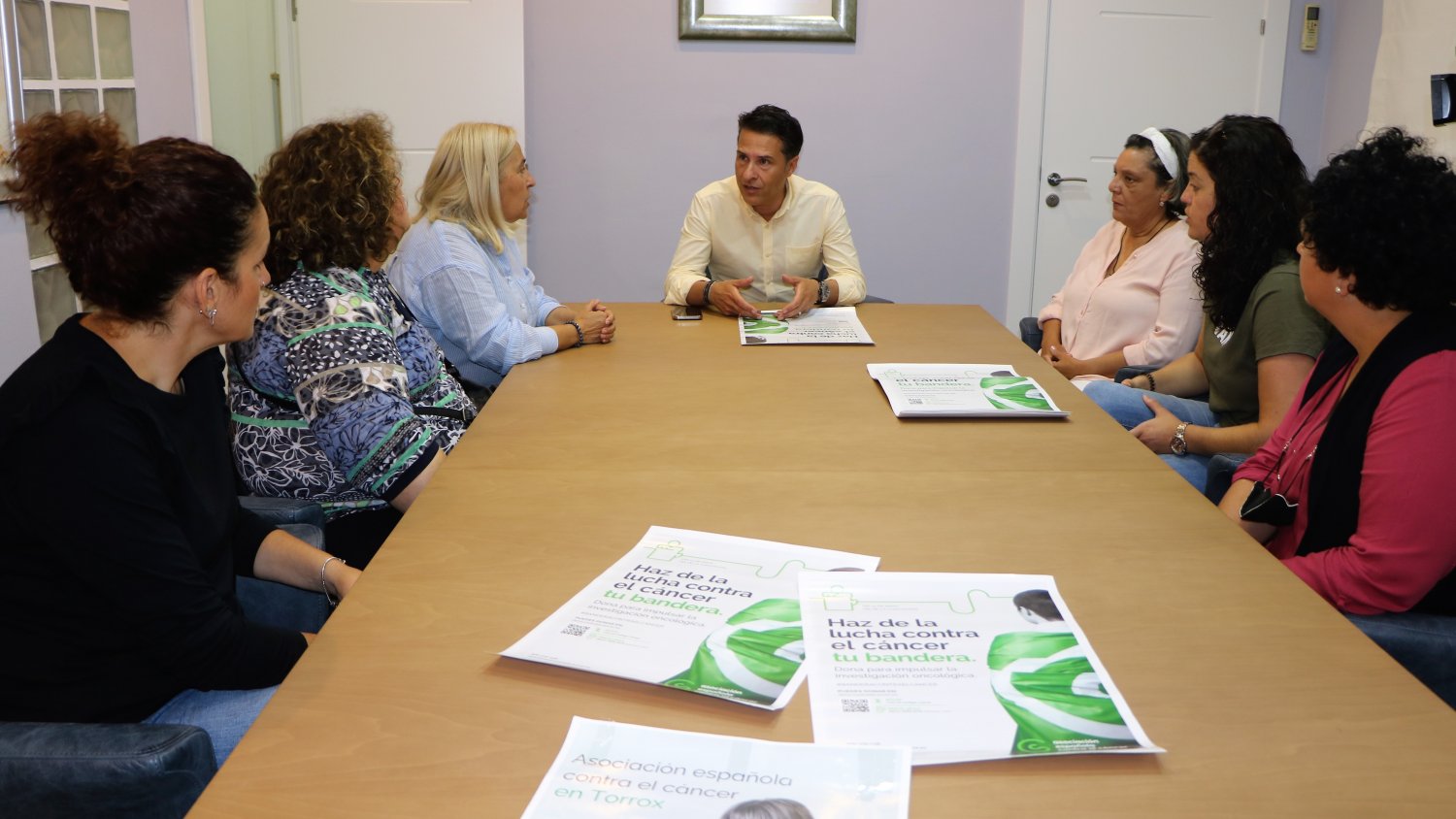 El Ayuntamiento de Torrox muestra su apoyo a la nueva AECC del municipio