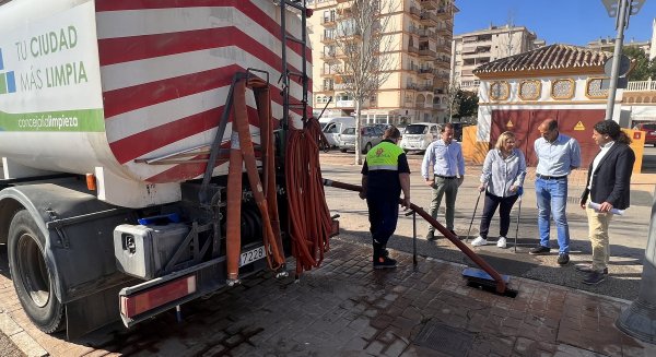 Fuengirola baldea sus calles con agua no potable para hacer un uso más sostenible