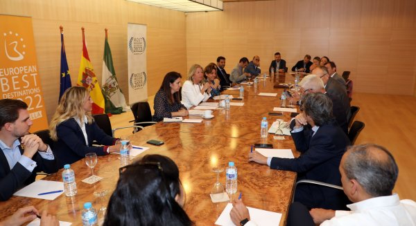 Marbella mantiene una reunión con los hoteleros para abordar la actualidad turística