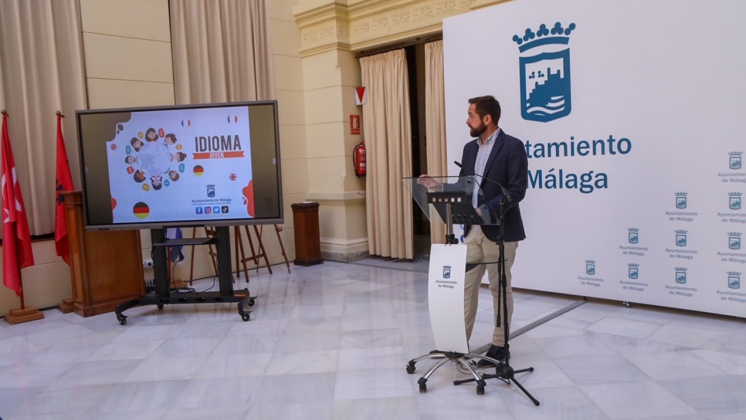 El Ayuntamiento abre el plazo para los programas de ayuda 'Idioma Joven' y 'Málaga Conduce'