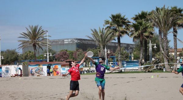La playa de Huelin, escenario de 'La Copa del Sol Ultimate frisbee'