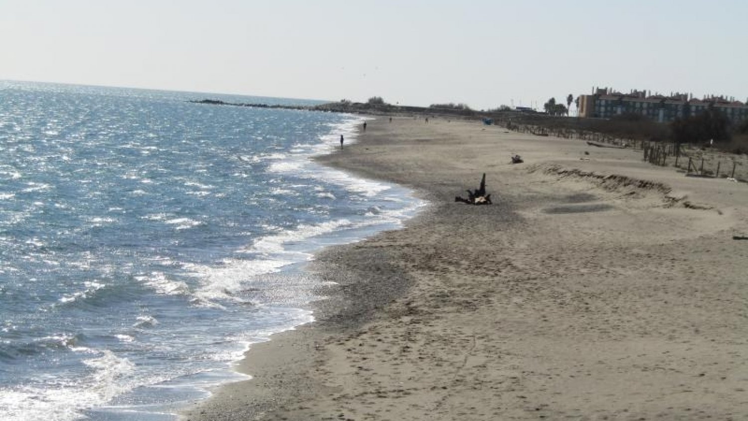 Diputación desarrolla este mes una campaña para mantener las playas limpias