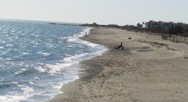 Diputación desarrolla este mes una campaña para mantener las playas limpias