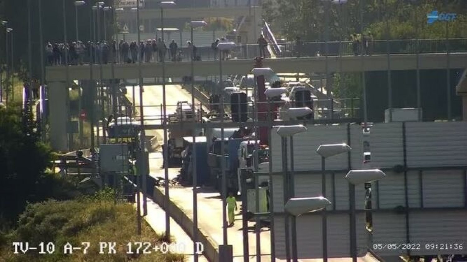 Retenciones en la A7 en San Pedro Alcántara tras volcar un camión