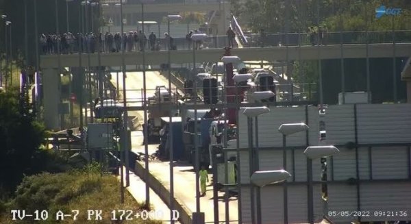 Retenciones en la A7 en San Pedro Alcántara tras volcar un camión