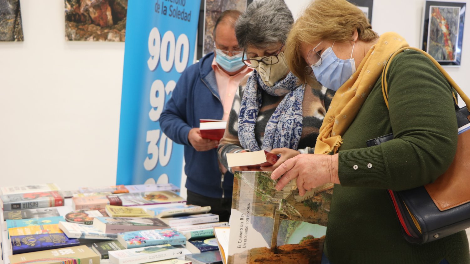 La biblioteca itinerante de la Diputación recibe a más de 150 mayores en Torrox