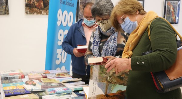 La biblioteca itinerante de la Diputación recibe a más de 150 mayores en Torrox