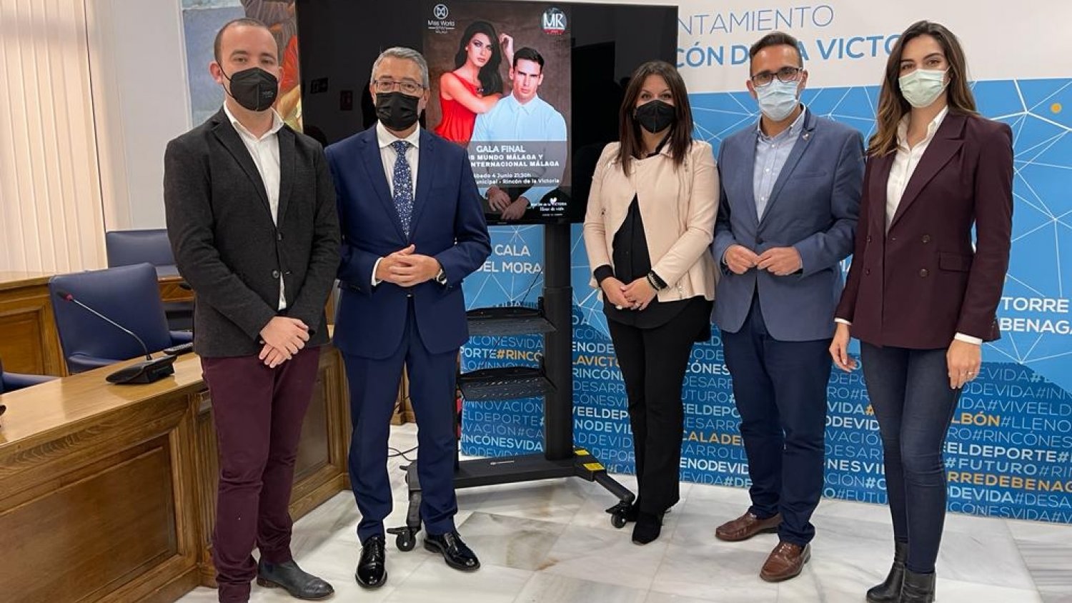 Rincón de la Victoria celebra un desfile con los candidatos de Miss Mundo y Mister Internacional Málaga