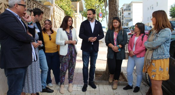 PSOE pide un mayor compromiso por la educación pública tras los recortes de Juanma Moreno