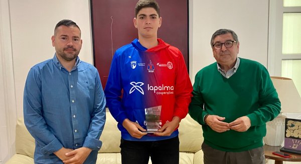 Vélez-Málaga acoge al joven deportista local Javier Guerra por sus logros deportivos