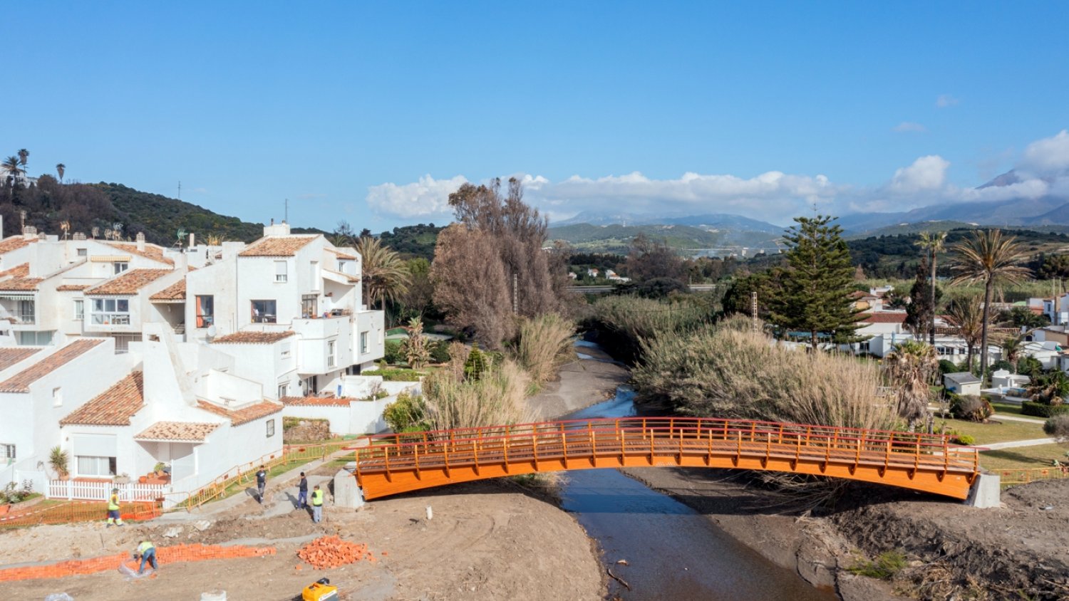 Estepona instala el puente proyectado en el tramo de corredor litoral de Arroyo Vaquero