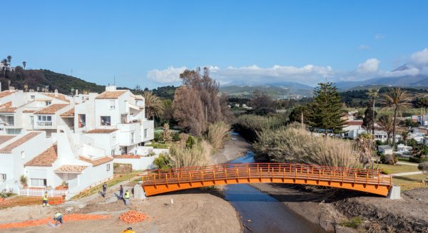 Estepona instala el puente proyectado en el tramo de corredor litoral de Arroyo Vaquero
