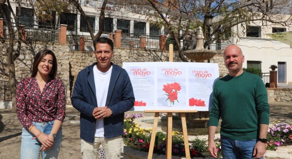 Torrox celebra con tradición y folklore las Cruces de Mayo
