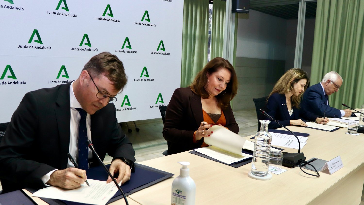 La Consejería de Agricultura firma un acuerdo para impulsar la I+D+i en el cultivo del algodón