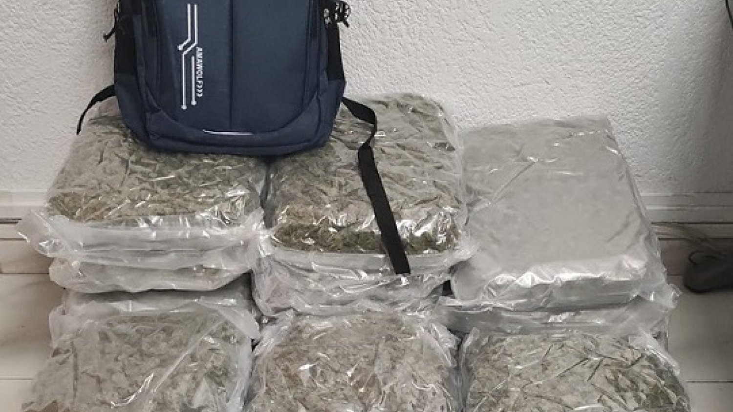 Interceptado un coche en AP-46 dirección Antequera con 28,8 kilogramos de marihuana